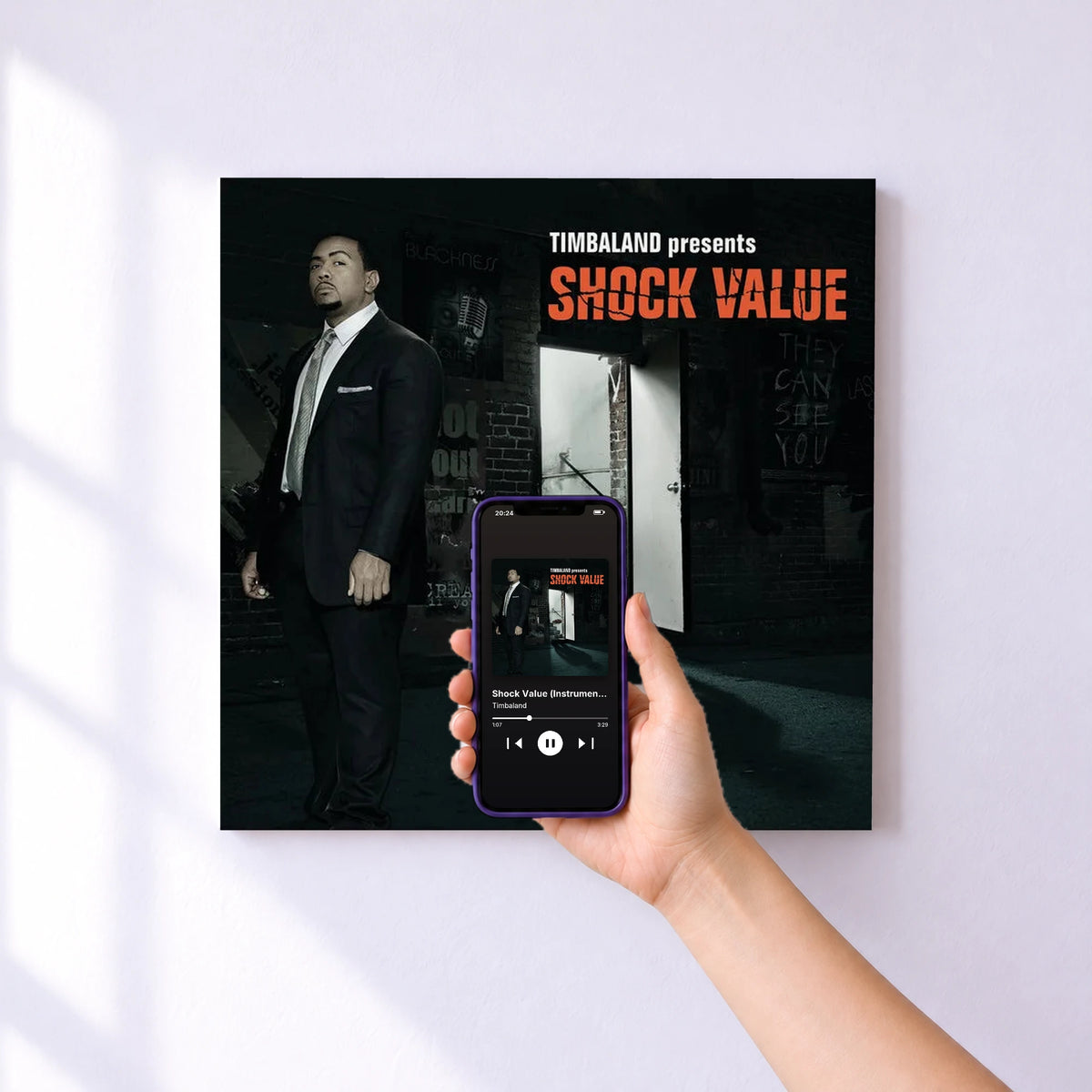 Affiche connectée Shock Value (Instrumental Version) de Timbaland au mur : l'album se lance en approchant le téléphone