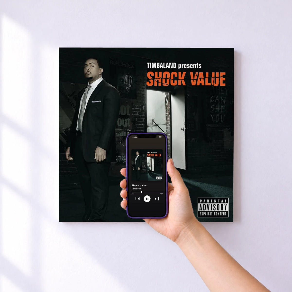 Affiche connectée Shock Value de Timbaland au mur : l'album se lance en approchant le téléphone