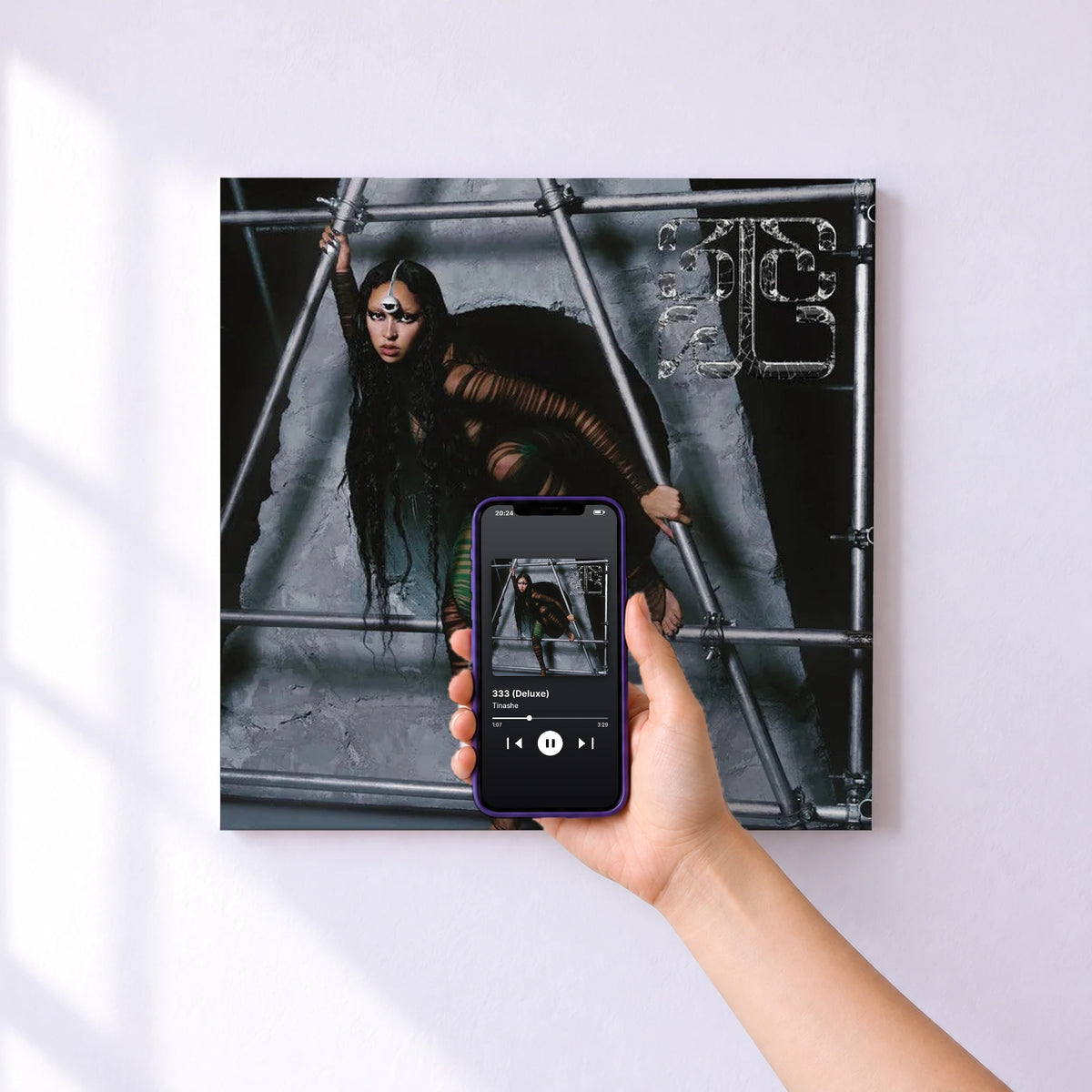 Affiche connectée 333 (Deluxe) de Tinashe au mur : l'album se lance en approchant le téléphone