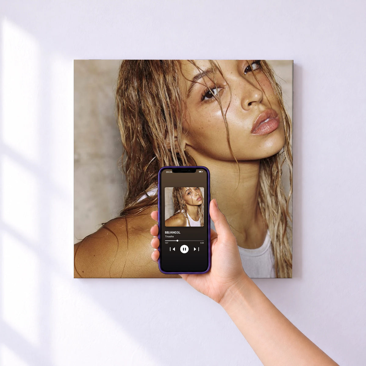 Affiche connectée BB/ANG3L de Tinashe au mur : l'album se lance en approchant le téléphone