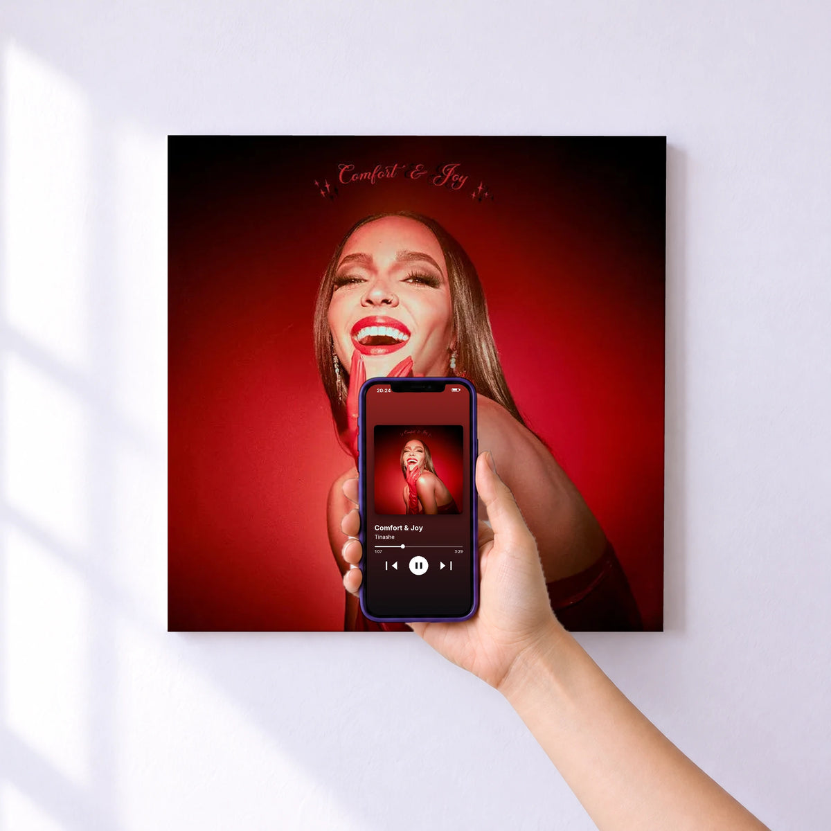 Affiche connectée Comfort & Joy de Tinashe au mur : l'album se lance en approchant le téléphone