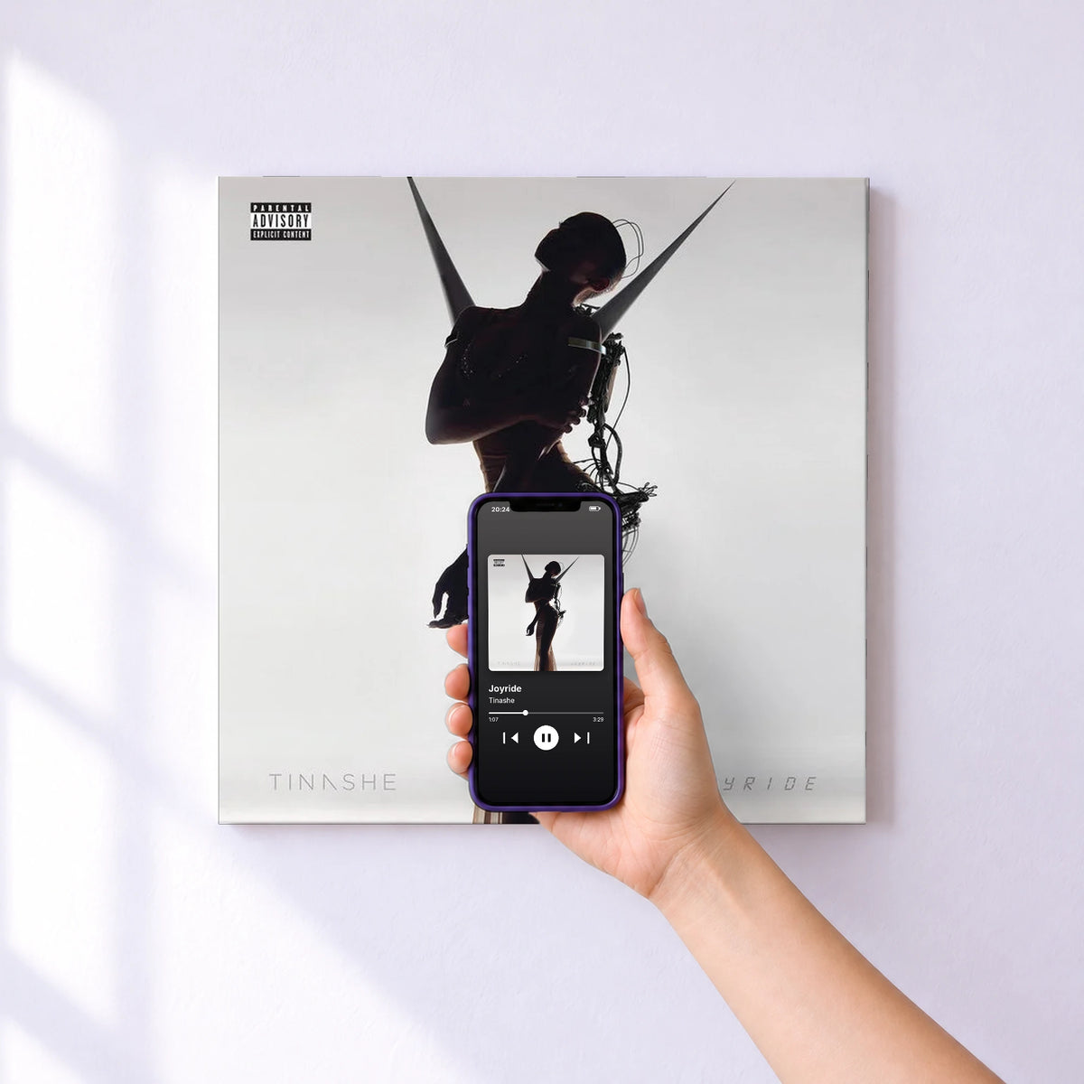 Affiche connectée Joyride de Tinashe au mur : l'album se lance en approchant le téléphone
