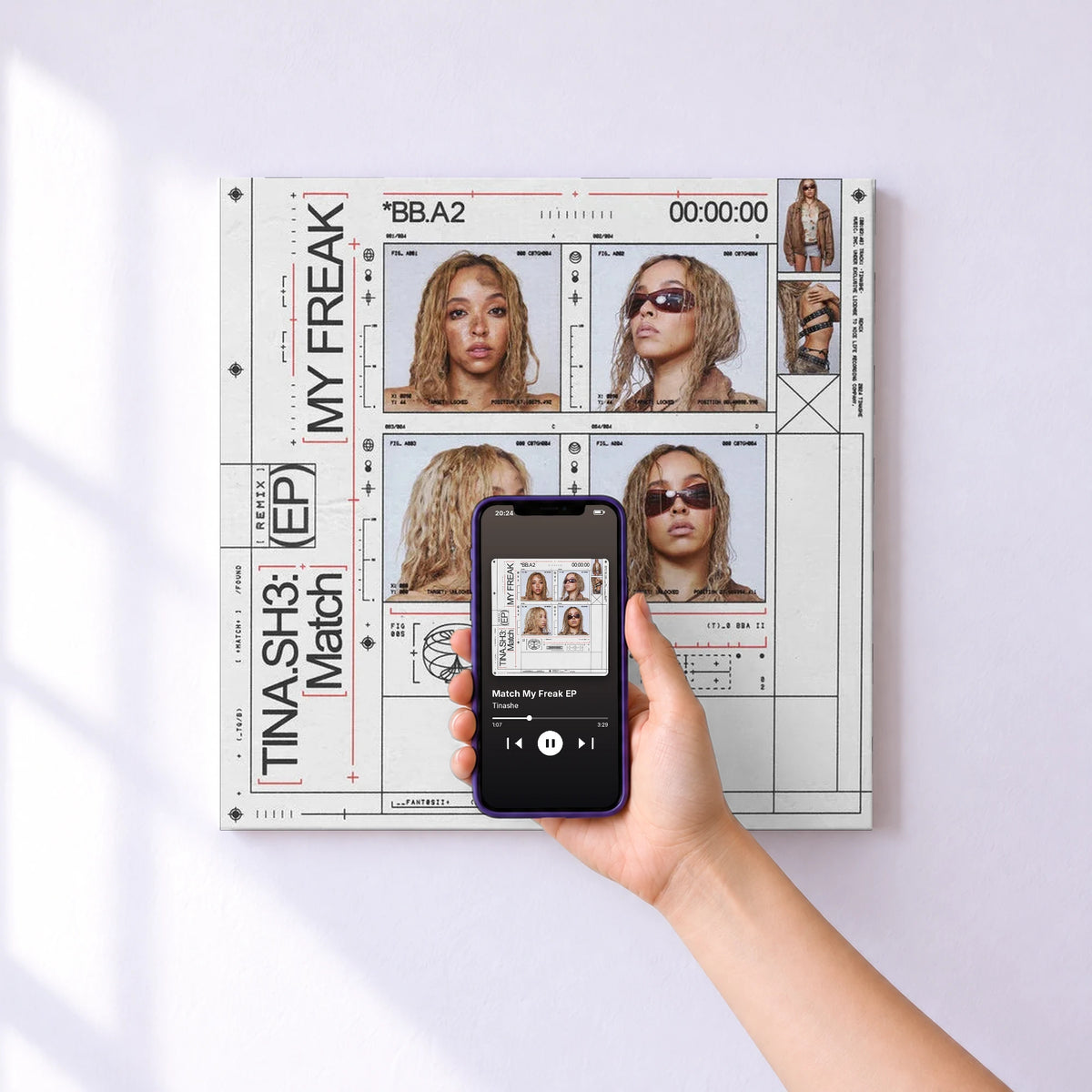 Affiche connectée Match My Freak EP de Tinashe au mur : l'album se lance en approchant le téléphone