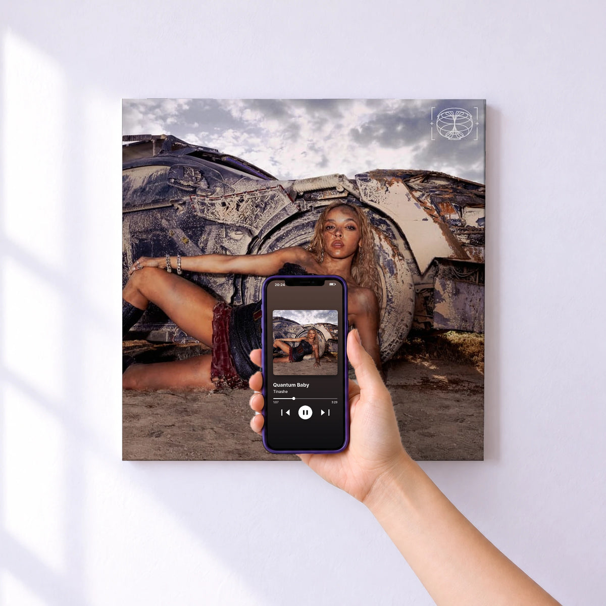 Affiche connectée Quantum Baby de Tinashe au mur : l'album se lance en approchant le téléphone