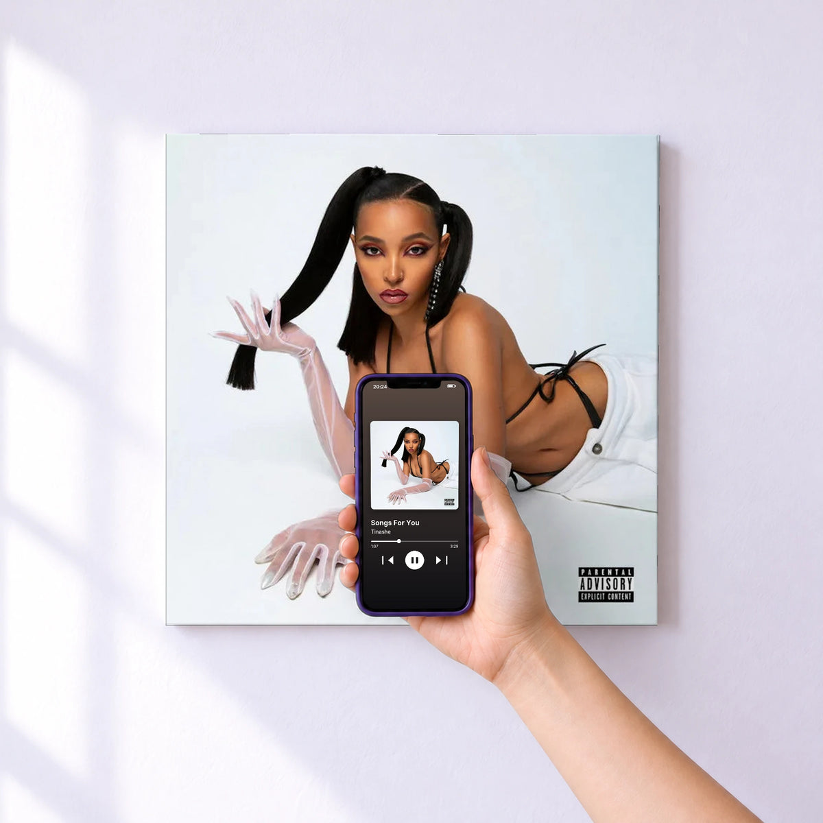 Affiche connectée Songs For You de Tinashe au mur : l'album se lance en approchant le téléphone