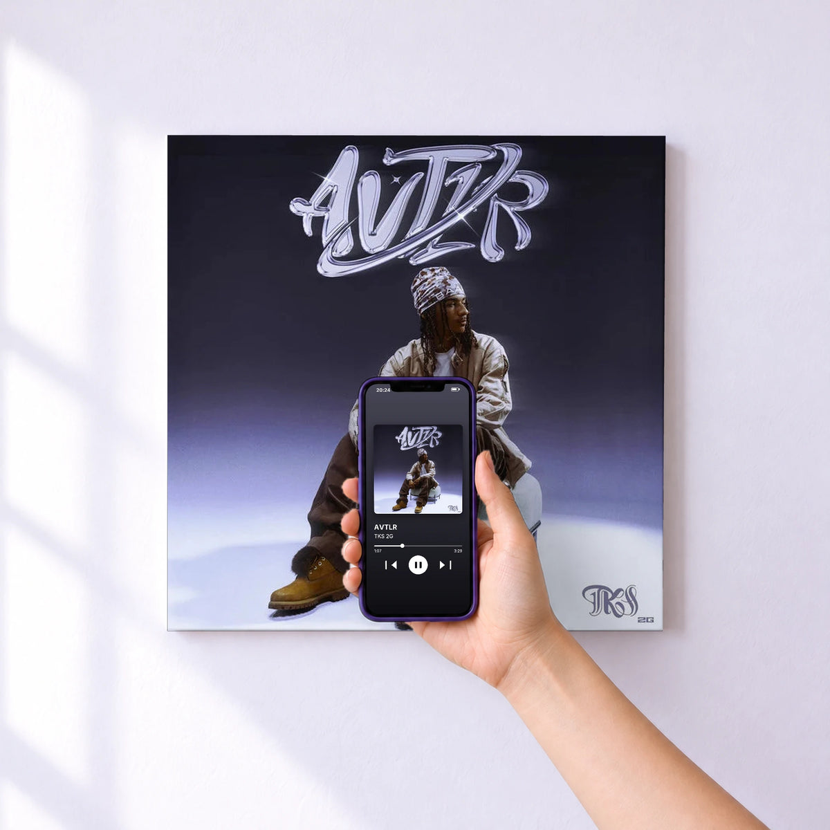Affiche connectée AVTLR de TKS 2G au mur : l'album se lance en approchant le téléphone