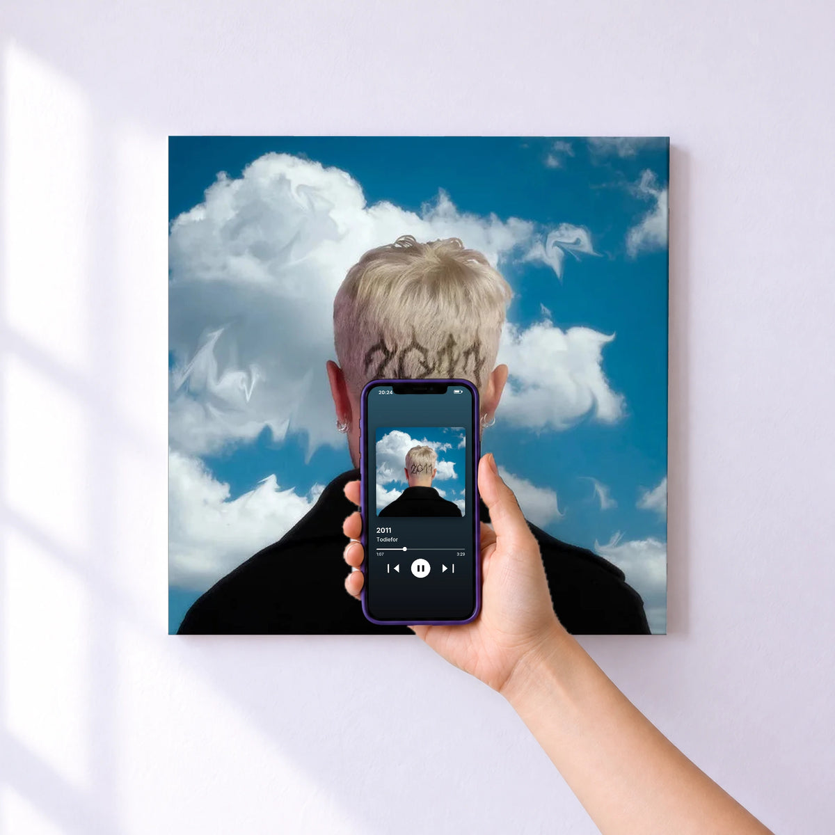 Affiche connectée 2011 de Todiefor au mur : l'album se lance en approchant le téléphone