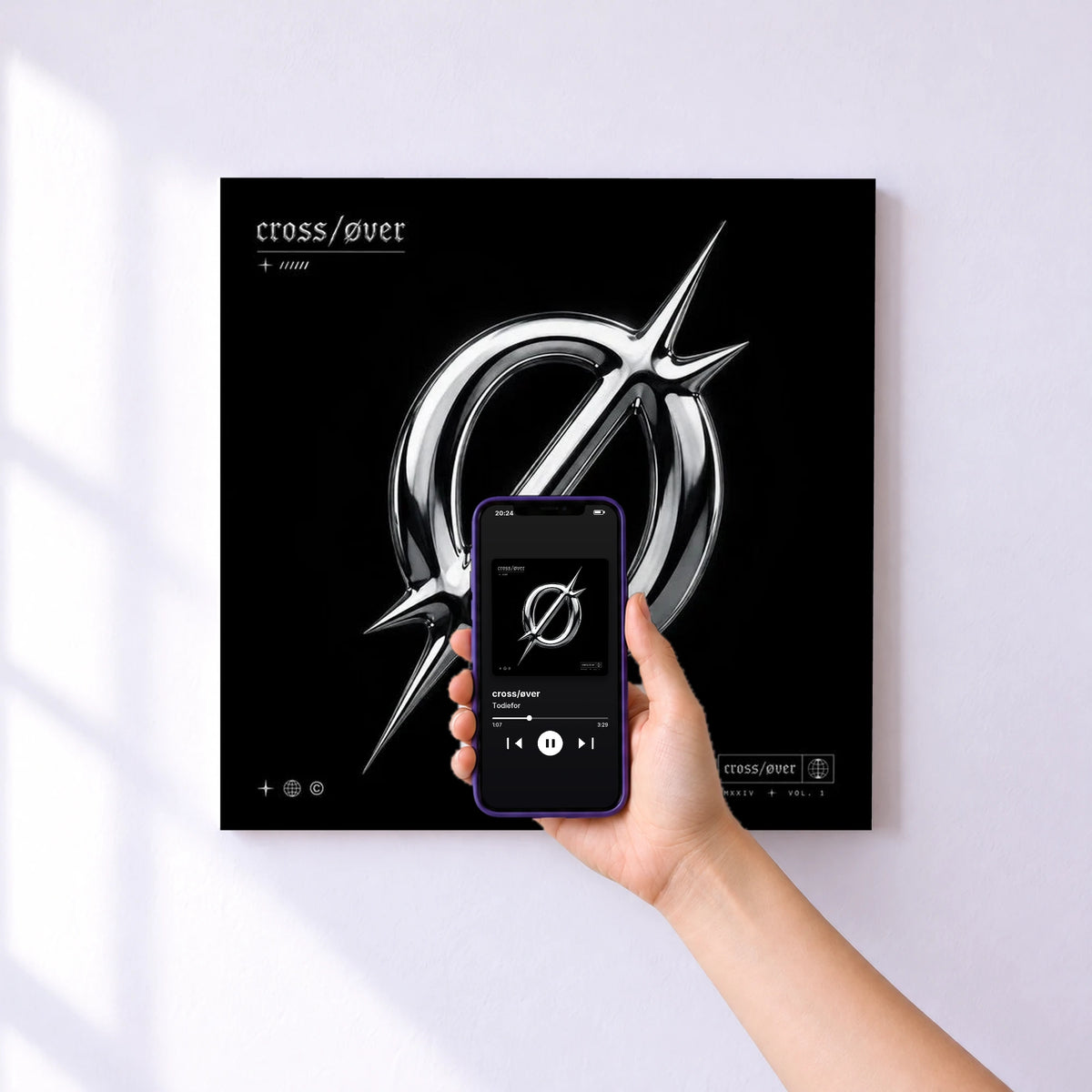 Affiche connectée cross/øver de Todiefor au mur : l'album se lance en approchant le téléphone
