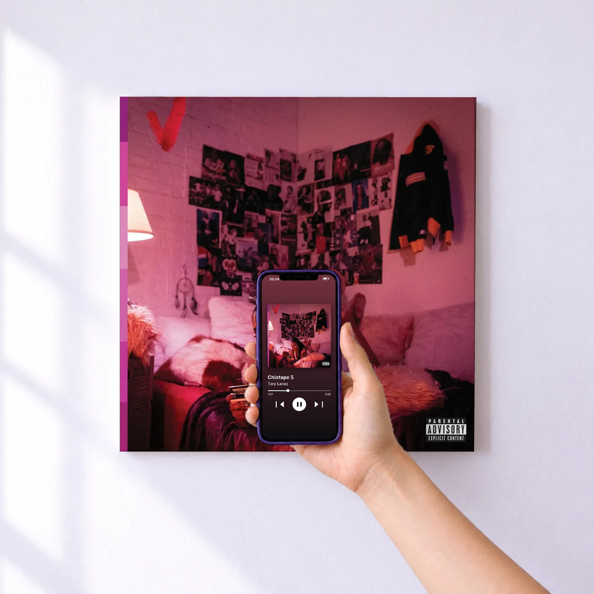 Affiche connectée Chixtape 5 de Tory Lanez au mur : l'album se lance en approchant le téléphone