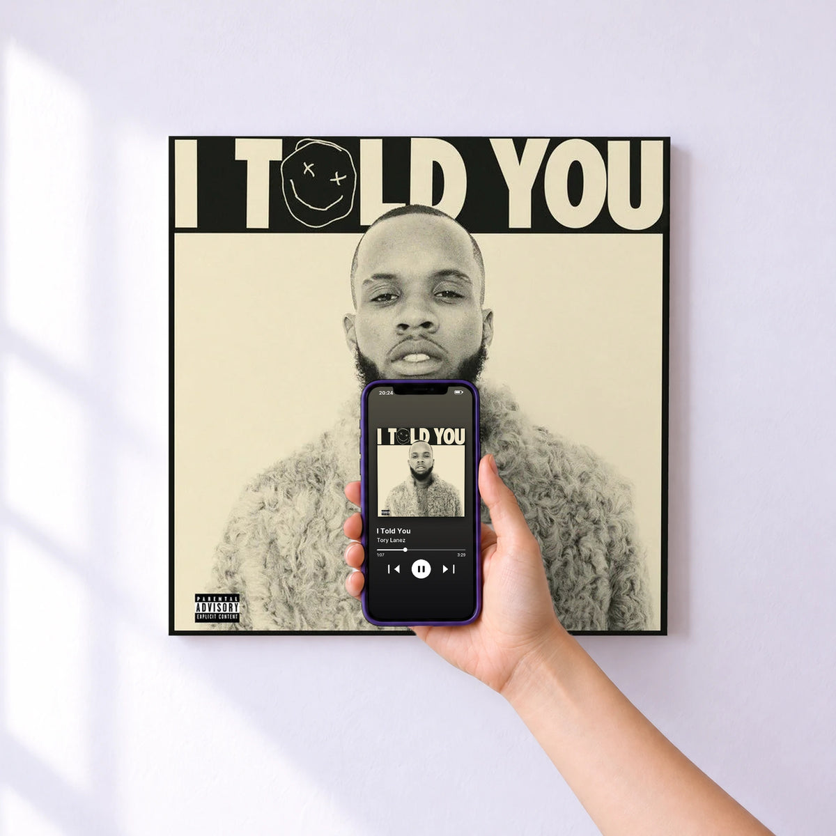 Affiche connectée I Told You de Tory Lanez au mur : l'album se lance en approchant le téléphone