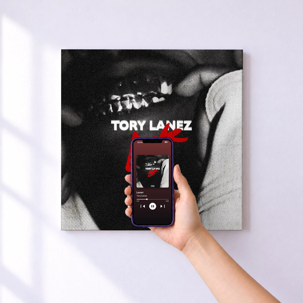 Affiche connectée Loner de Tory Lanez au mur : l'album se lance en approchant le téléphone