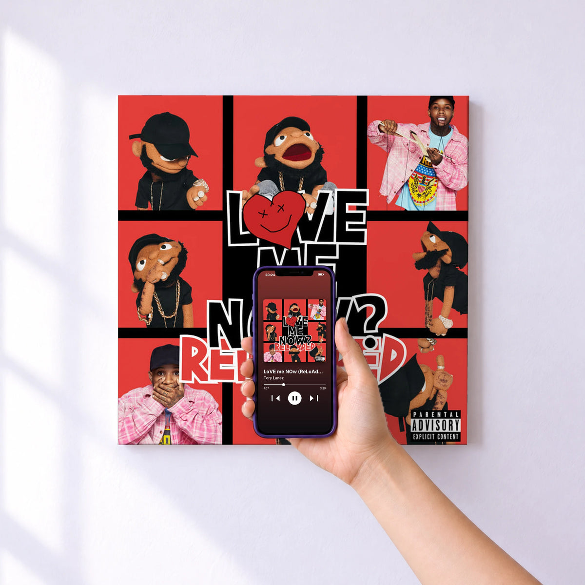 Affiche connectée LoVE me NOw (ReLoAdeD) de Tory Lanez au mur : l'album se lance en approchant le téléphone