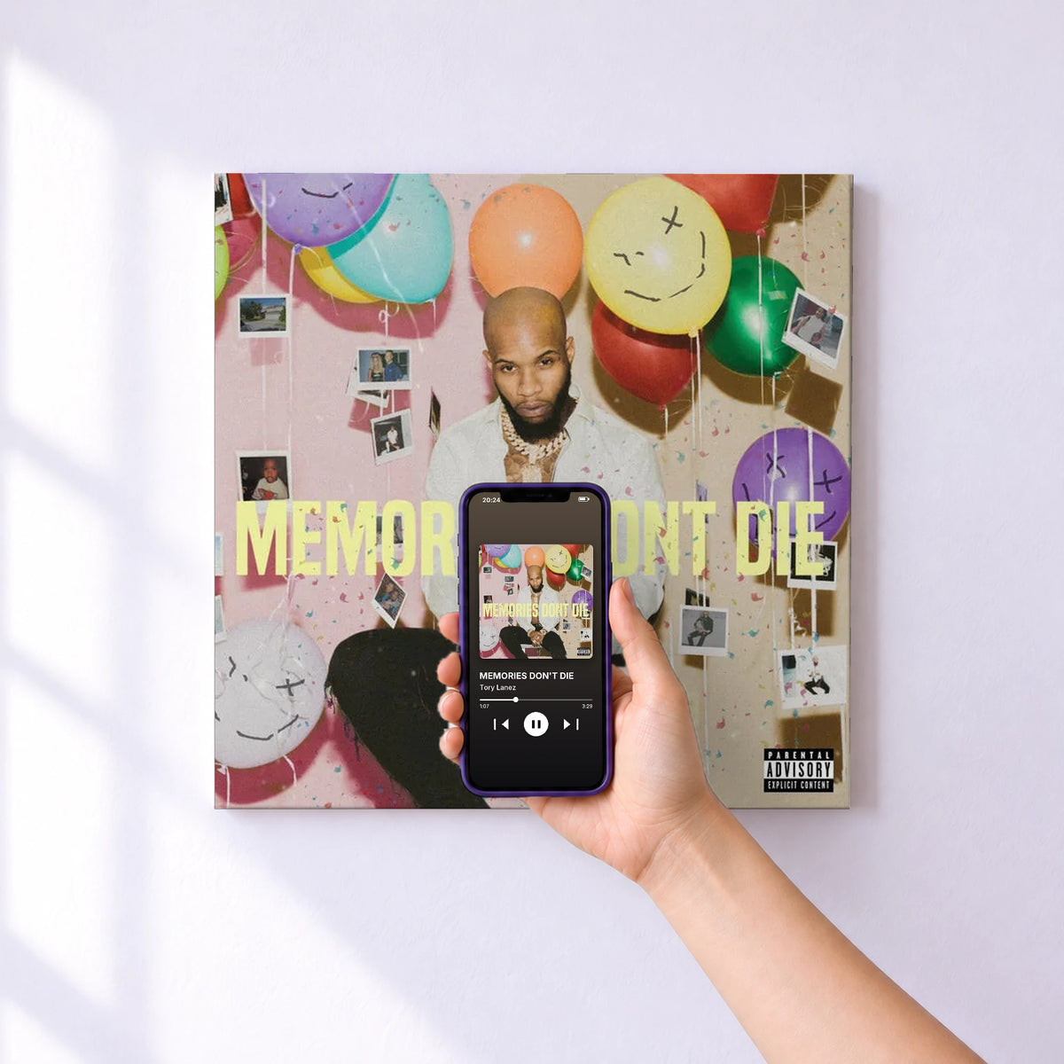 Affiche connectée MEMORIES DON'T DIE de Tory Lanez au mur : l'album se lance en approchant le téléphone