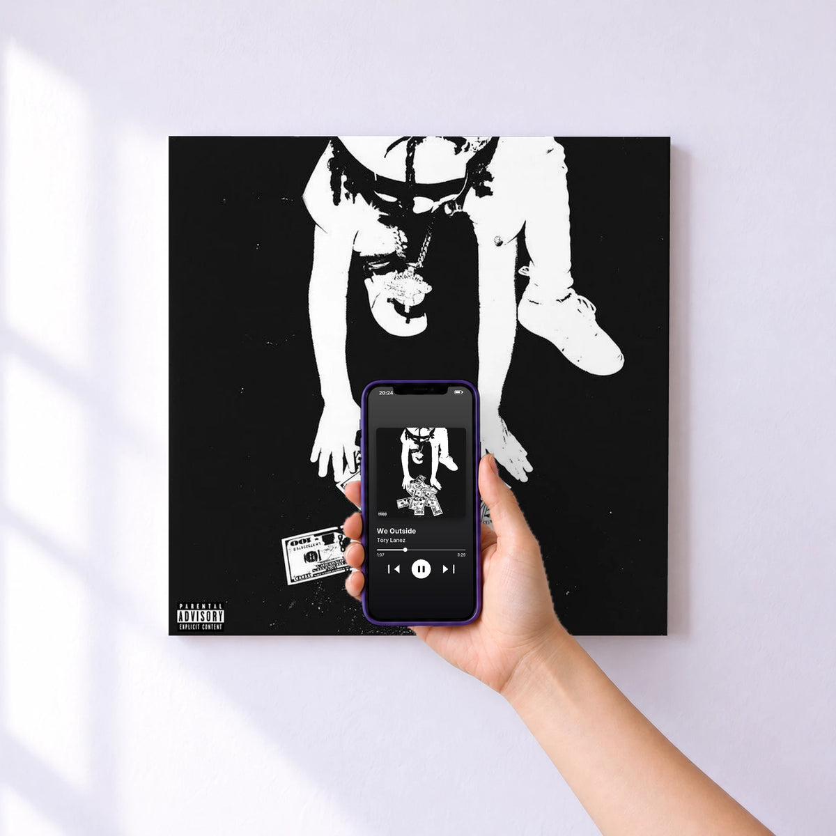 Affiche connectée We Outside de Tory Lanez au mur : l'album se lance en approchant le téléphone