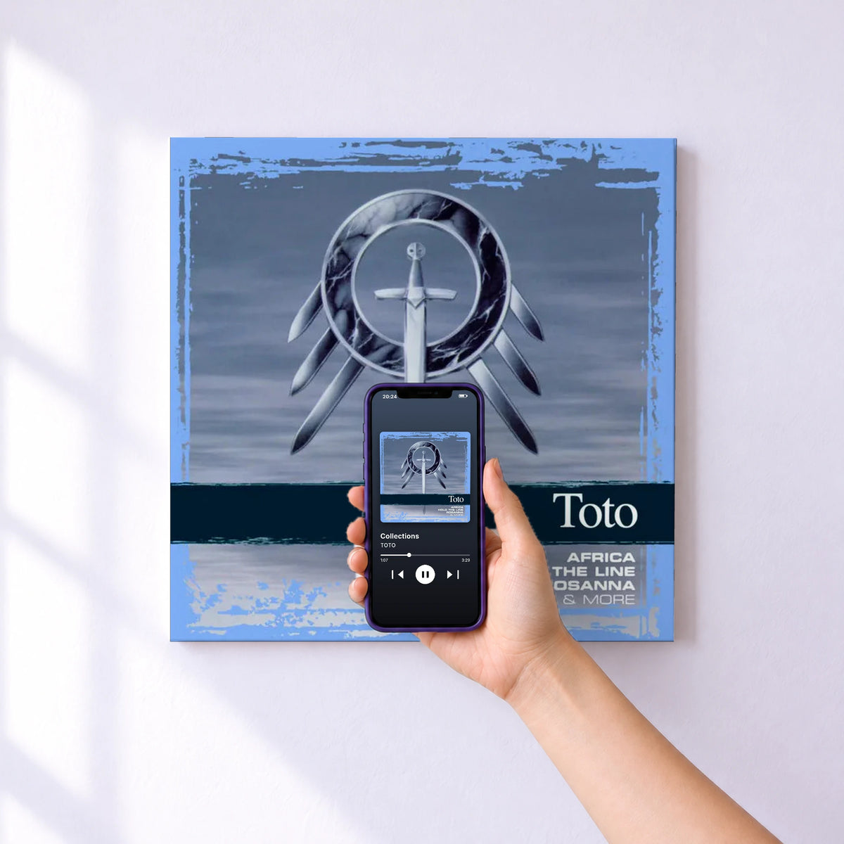 Affiche connectée Collections de TOTO au mur : l'album se lance en approchant le téléphone