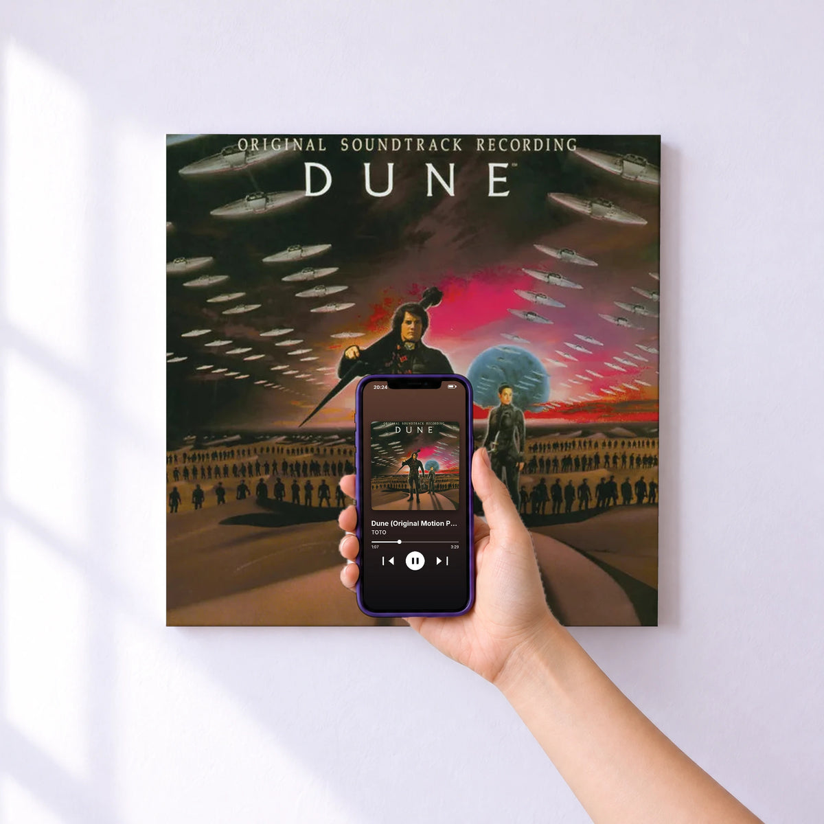 Affiche connectée Dune (Original Motion Picture Soundtrack) de TOTO au mur : l'album se lance en approchant le téléphone