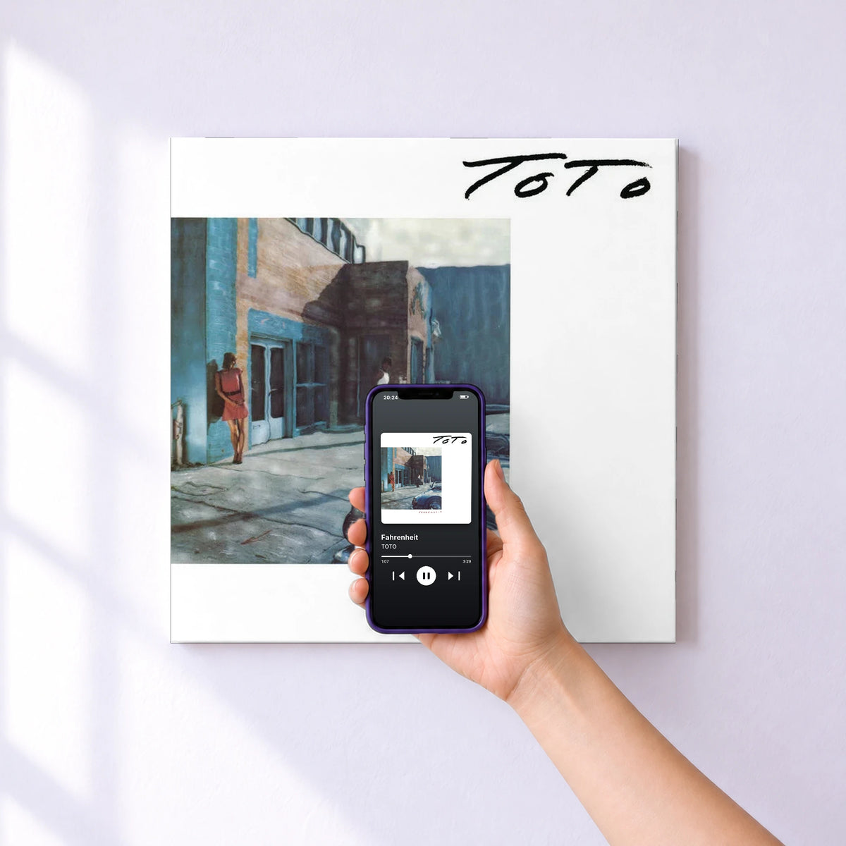 Affiche connectée Fahrenheit de TOTO au mur : l'album se lance en approchant le téléphone