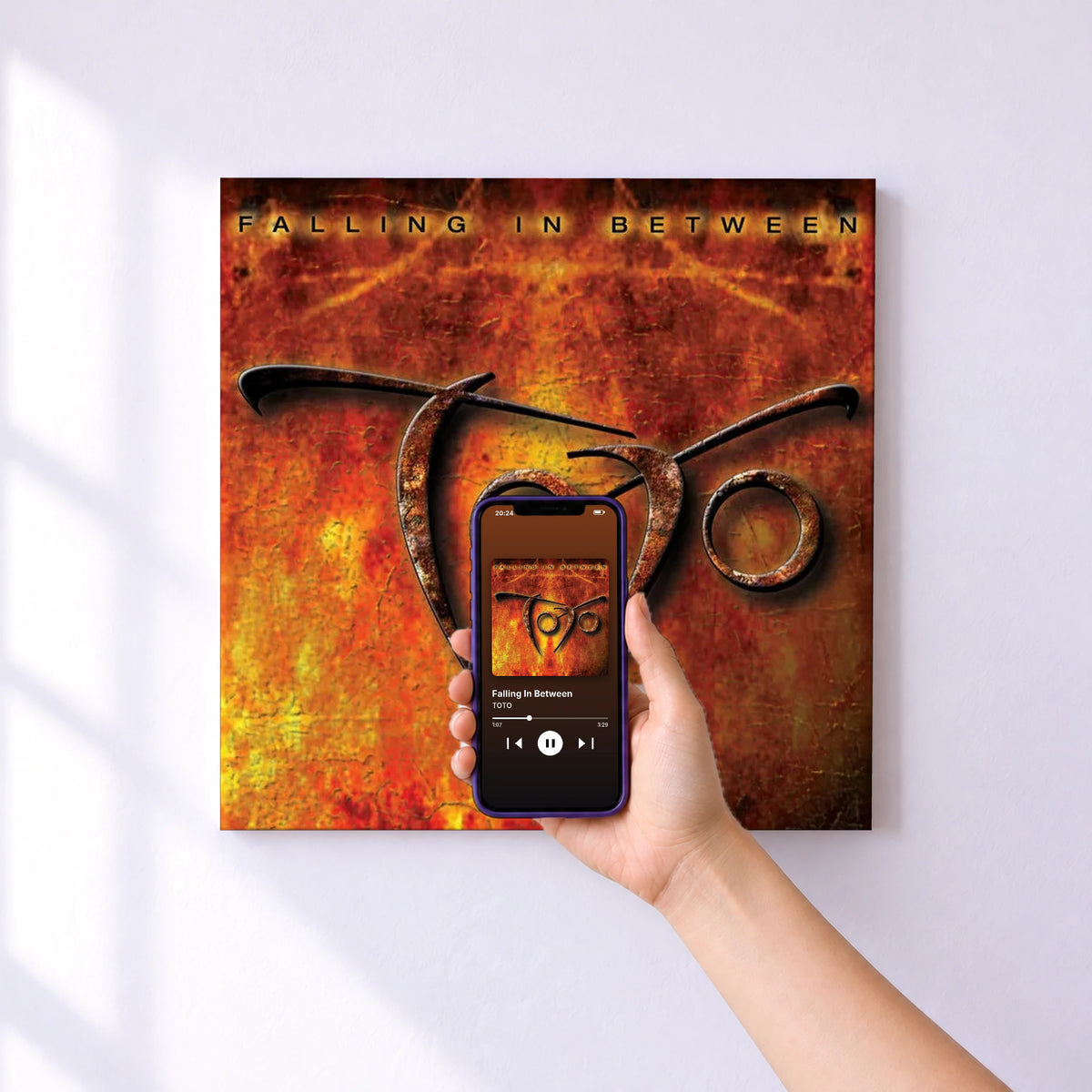 Affiche connectée Falling In Between de TOTO au mur : l'album se lance en approchant le téléphone