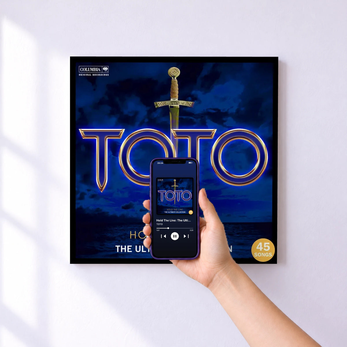 Affiche connectée Hold The Line: The Ultimate Toto Collection de TOTO au mur : l'album se lance en approchant le téléphone