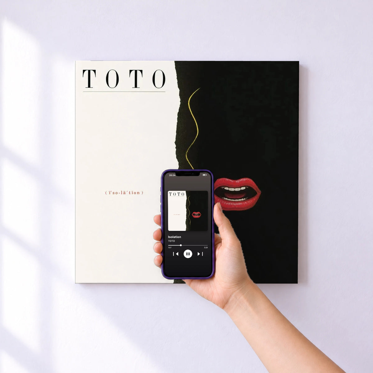 Affiche connectée Isolation de TOTO au mur : l'album se lance en approchant le téléphone