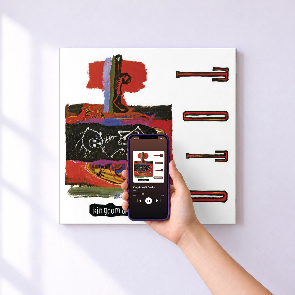 Affiche connectée Kingdom Of Desire de TOTO au mur : l'album se lance en approchant le téléphone