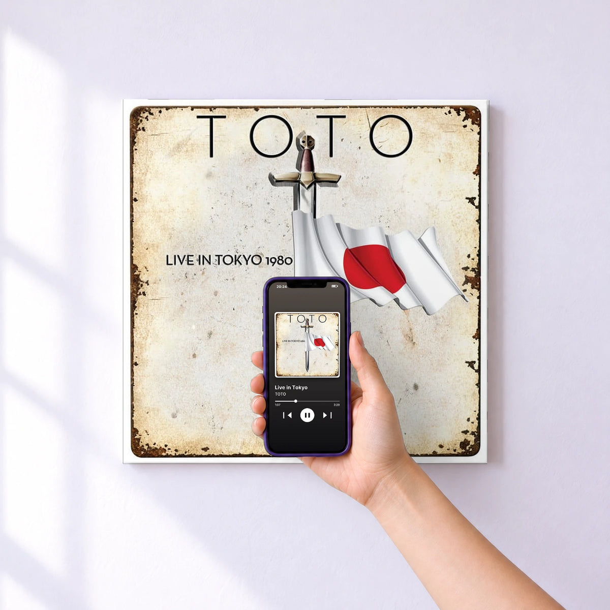 Affiche connectée Live in Tokyo de TOTO au mur : l'album se lance en approchant le téléphone