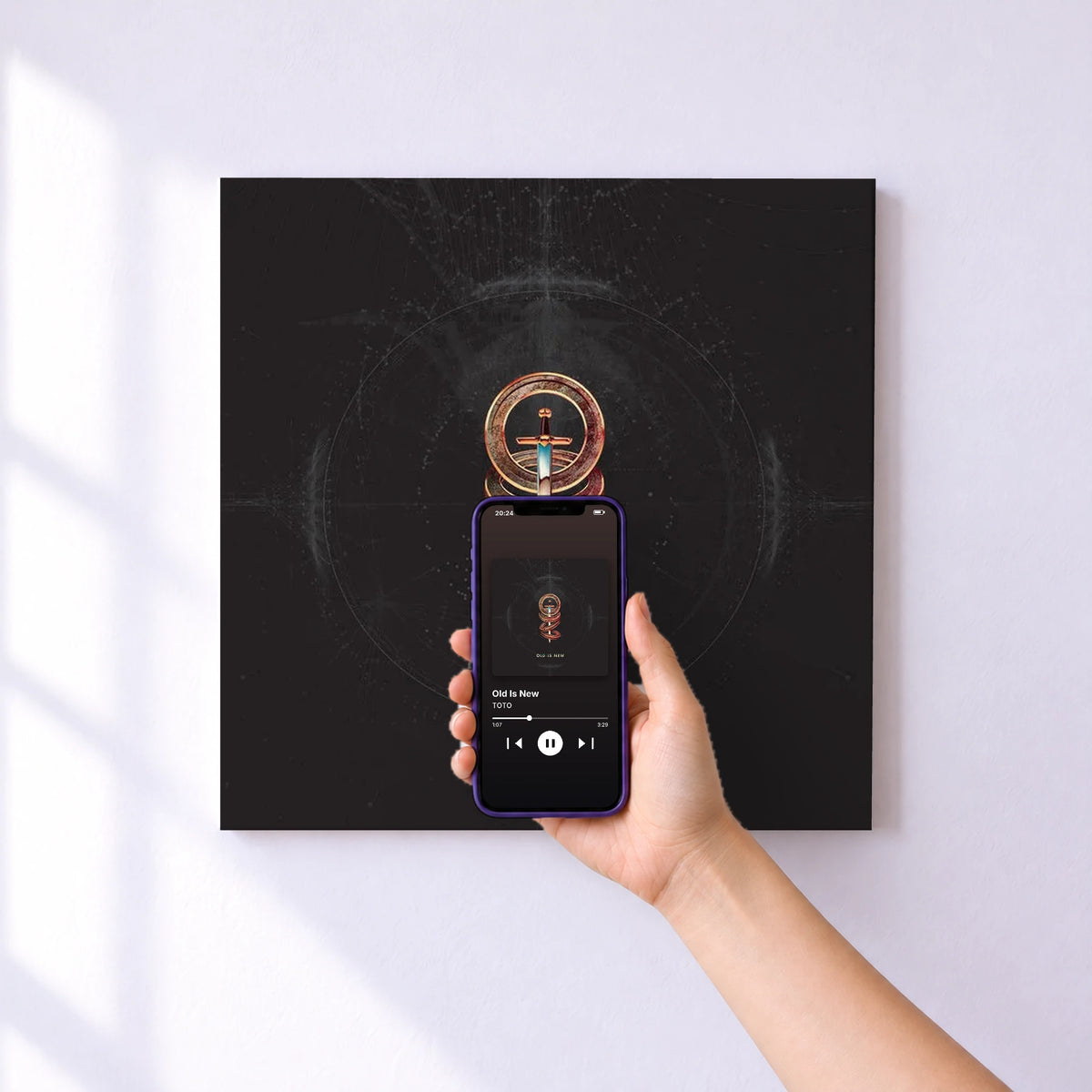 Affiche connectée Old Is New de TOTO au mur : l'album se lance en approchant le téléphone