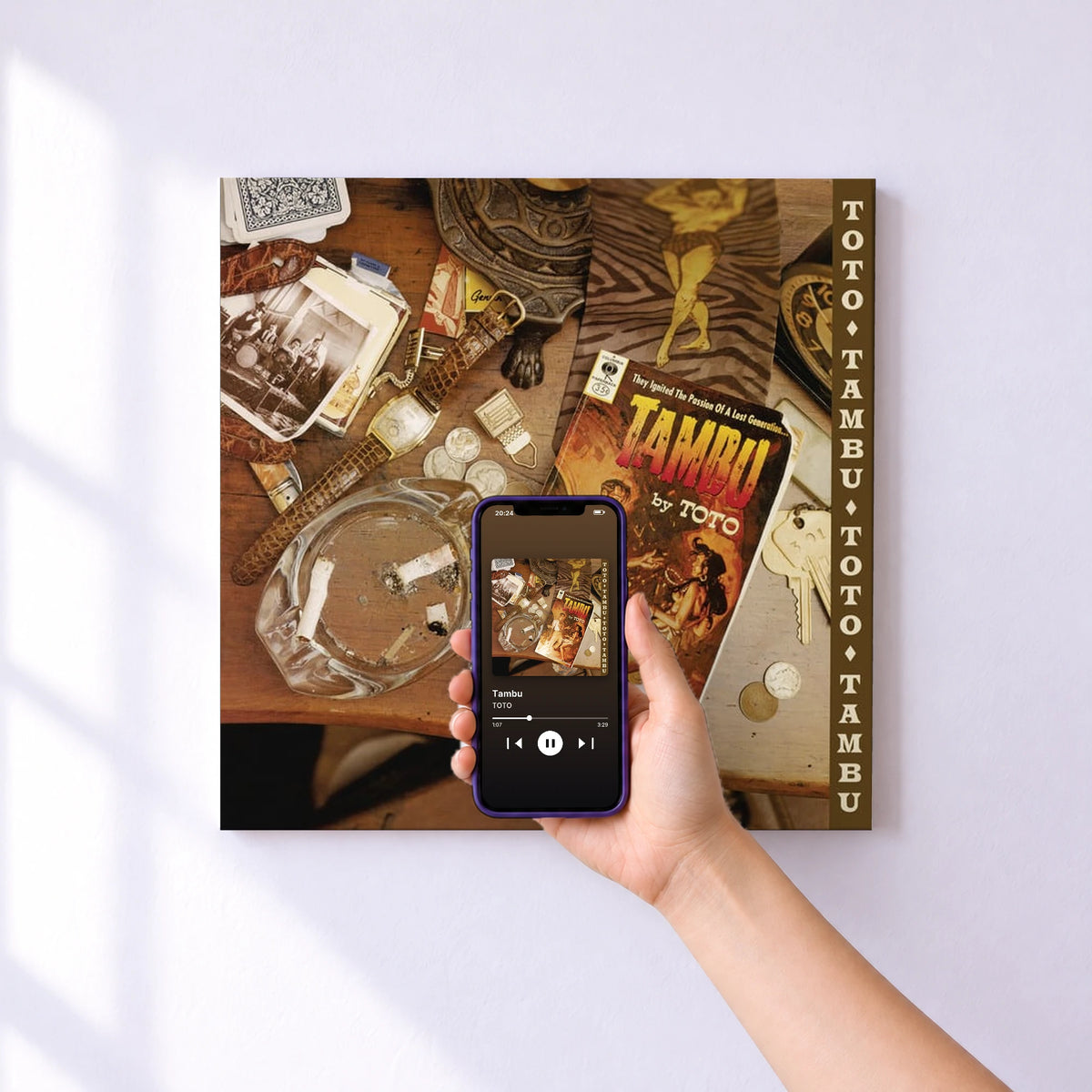 Affiche connectée Tambu de TOTO au mur : l'album se lance en approchant le téléphone