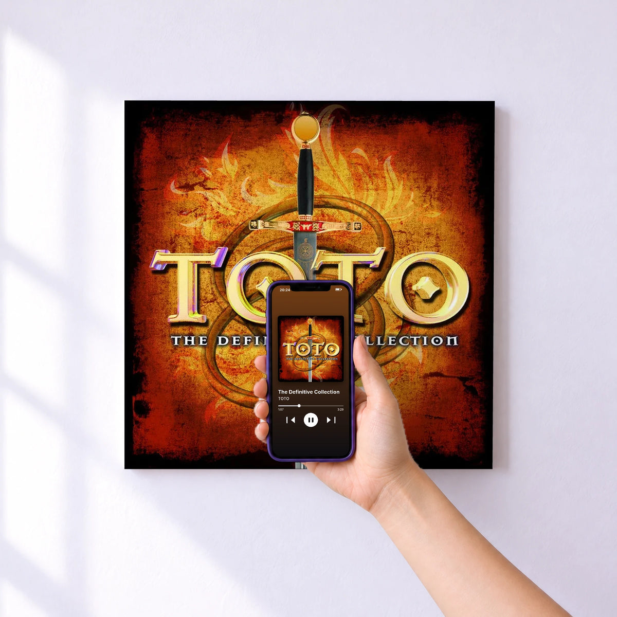 Affiche connectée The Definitive Collection de TOTO au mur : l'album se lance en approchant le téléphone