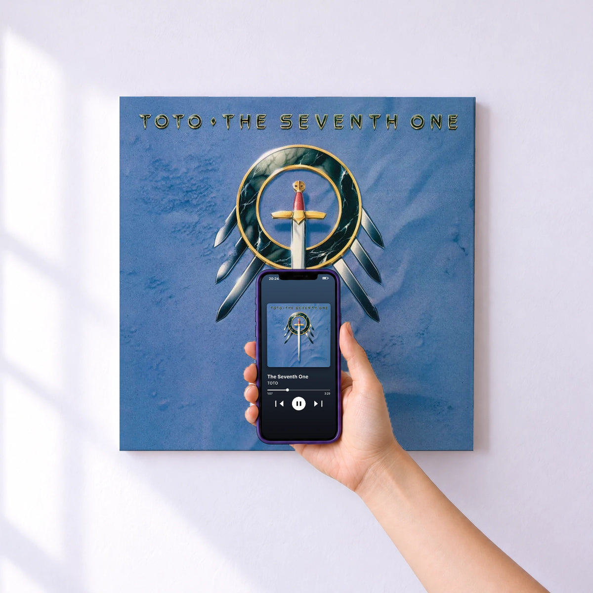 Affiche connectée The Seventh One de TOTO au mur : l'album se lance en approchant le téléphone