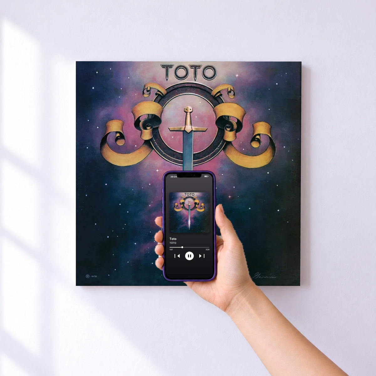 Affiche connectée Toto de TOTO au mur : l'album se lance en approchant le téléphone