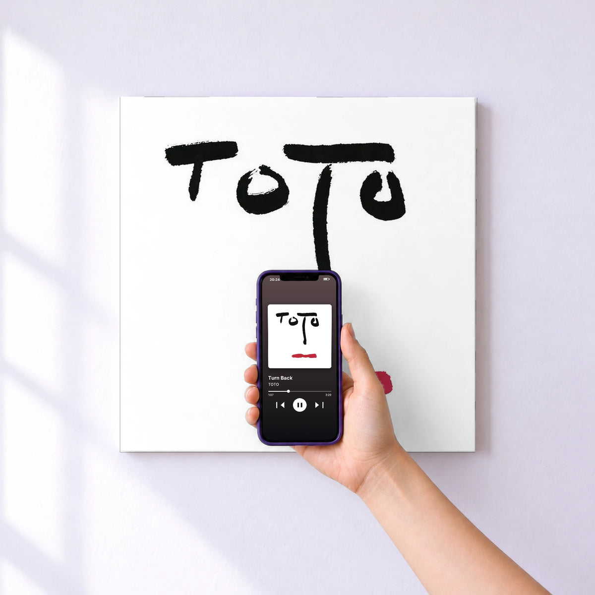Affiche connectée Turn Back de TOTO au mur : l'album se lance en approchant le téléphone