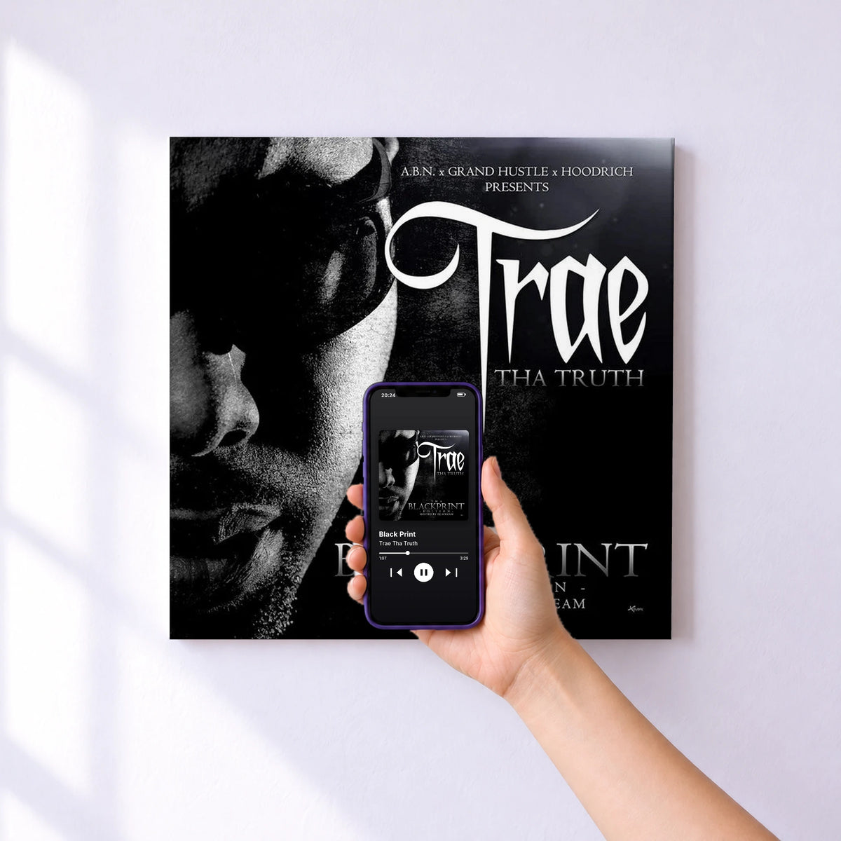 Affiche connectée Black Print de Trae Tha Truth au mur : l'album se lance en approchant le téléphone