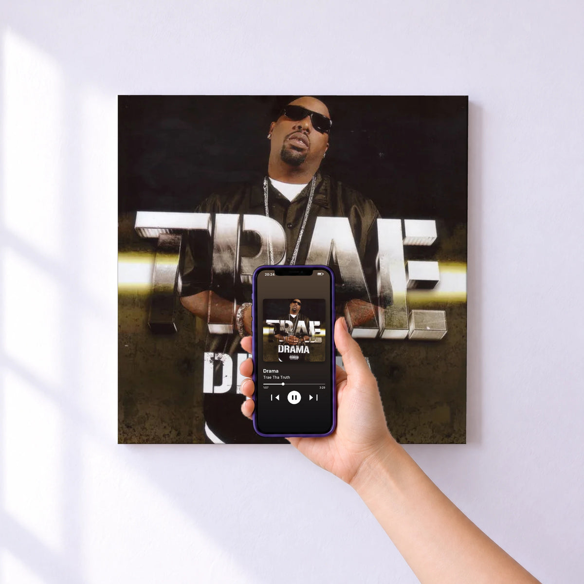 Affiche connectée Drama de Trae Tha Truth au mur : l'album se lance en approchant le téléphone