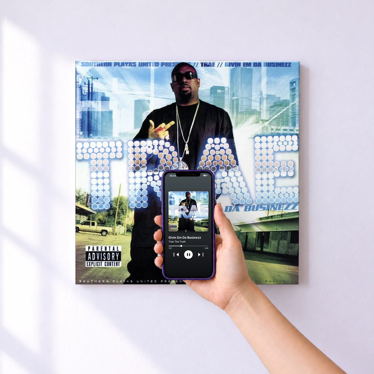 Affiche connectée Givin Em Da Businezz de Trae Tha Truth au mur : l'album se lance en approchant le téléphone