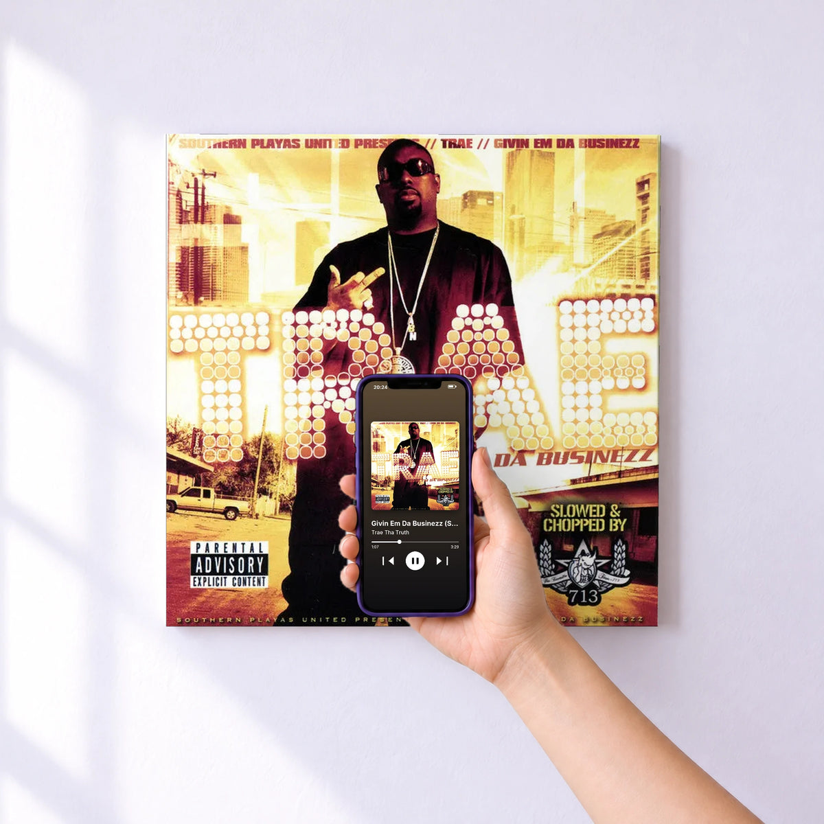 Affiche connectée Givin Em Da Businezz (Screwed) de Trae Tha Truth au mur : l'album se lance en approchant le téléphone
