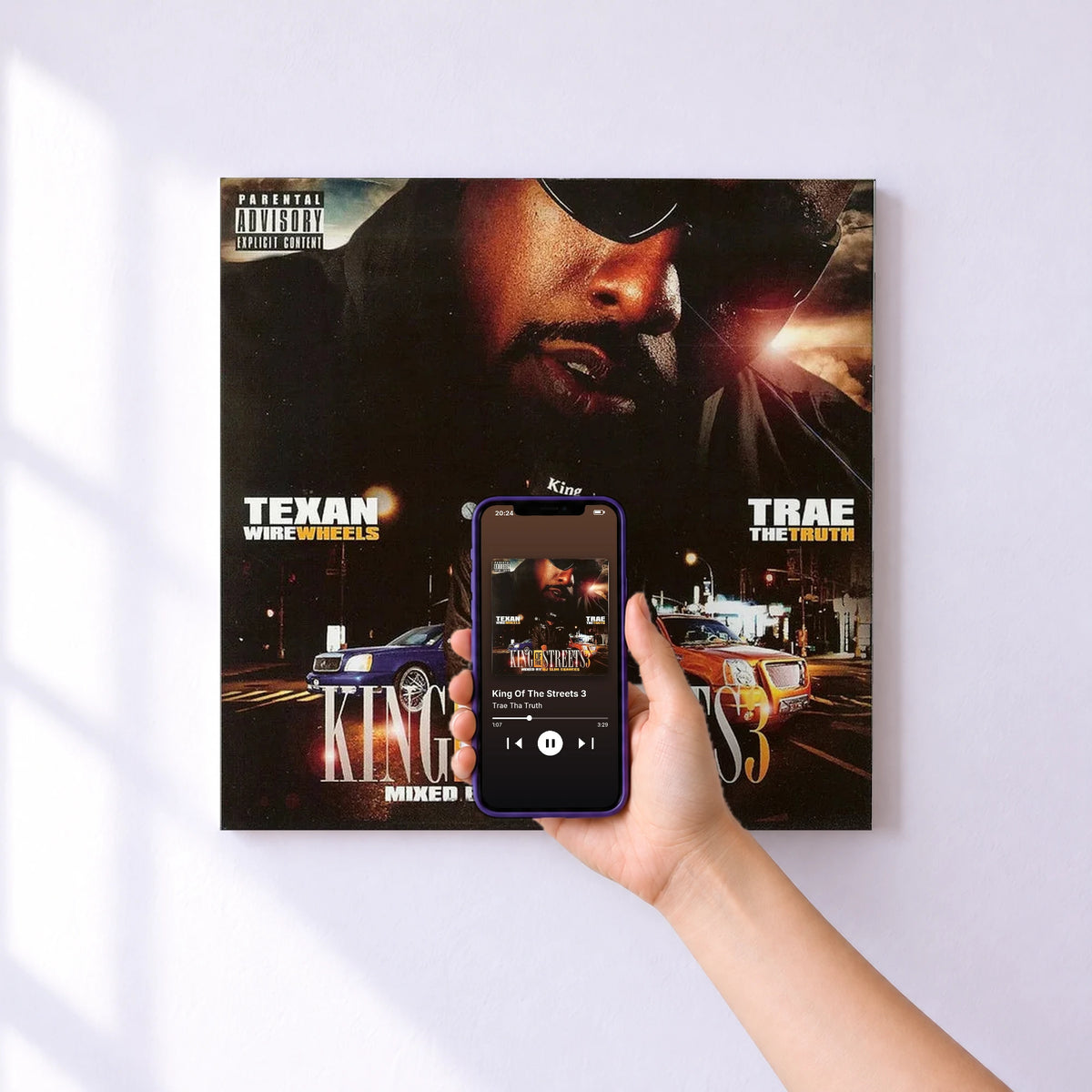 Affiche connectée King Of The Streets 3 de Trae Tha Truth au mur : l'album se lance en approchant le téléphone