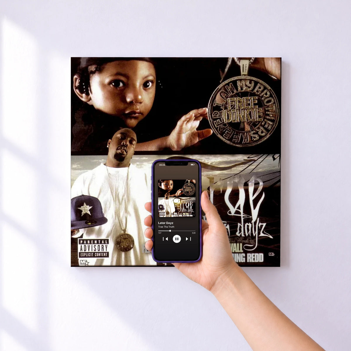 Affiche connectée Later Dayz de Trae Tha Truth au mur : l'album se lance en approchant le téléphone