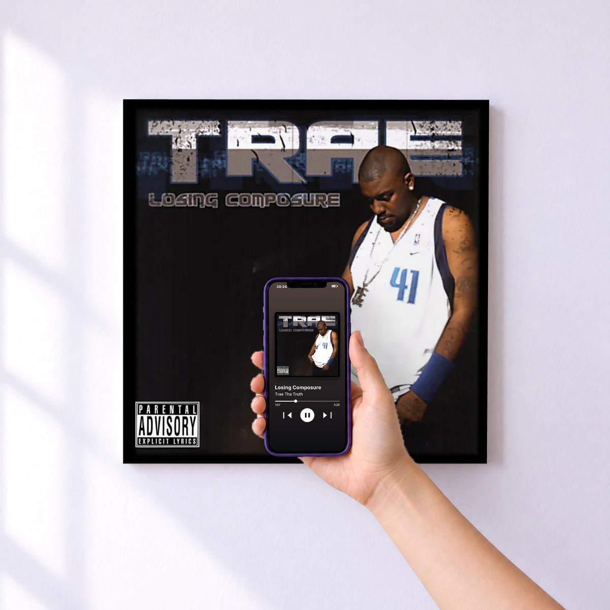 Affiche connectée Losing Composure de Trae Tha Truth au mur : l'album se lance en approchant le téléphone