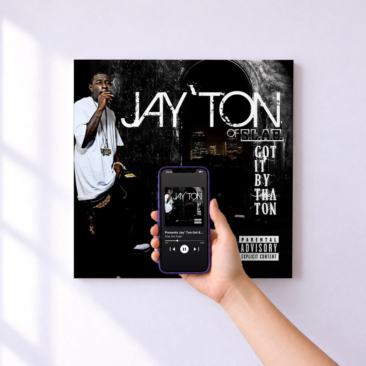 Affiche connectée Presents Jay' Ton Get It By The Ton de Trae Tha Truth au mur : l'album se lance en approchant le téléphone