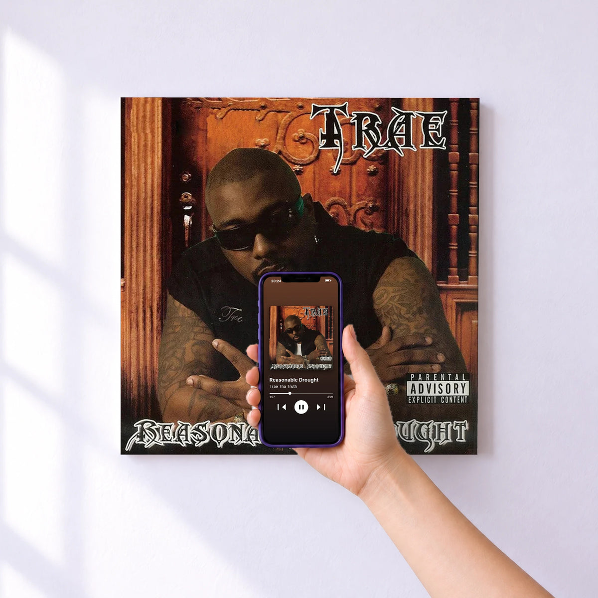 Affiche connectée Reasonable Drought de Trae Tha Truth au mur : l'album se lance en approchant le téléphone