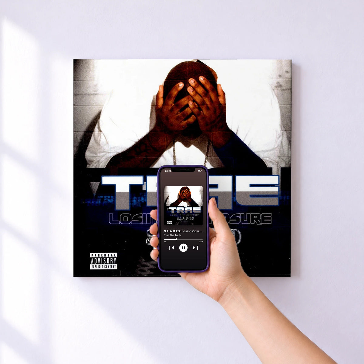 Affiche connectée S.L.A.B.ED: Losing Composure de Trae Tha Truth au mur : l'album se lance en approchant le téléphone
