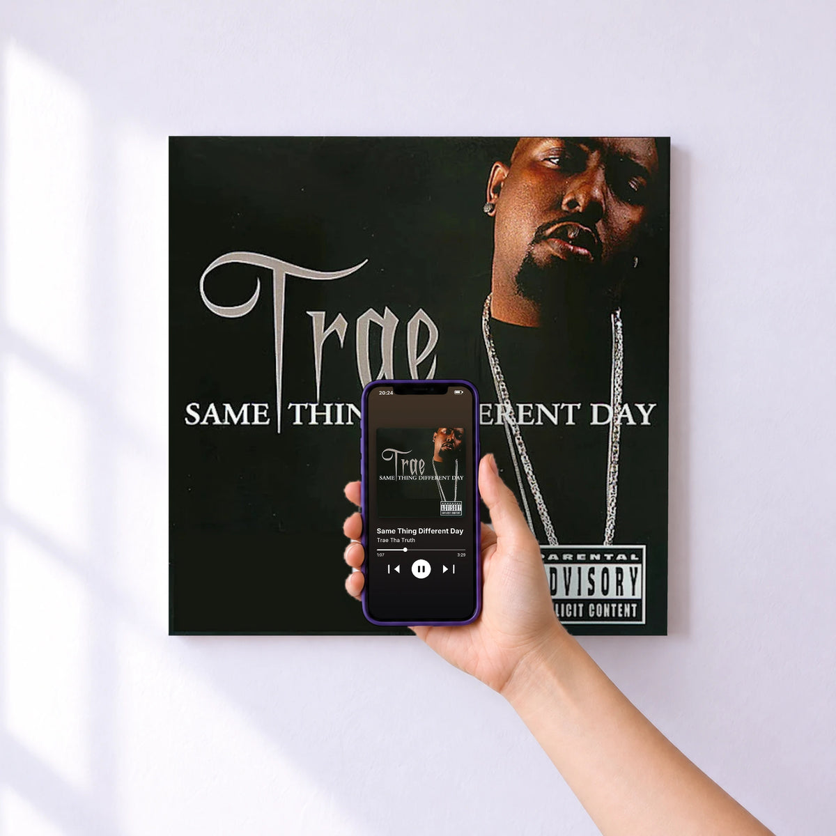 Affiche connectée Same Thing Different Day de Trae Tha Truth au mur : l'album se lance en approchant le téléphone