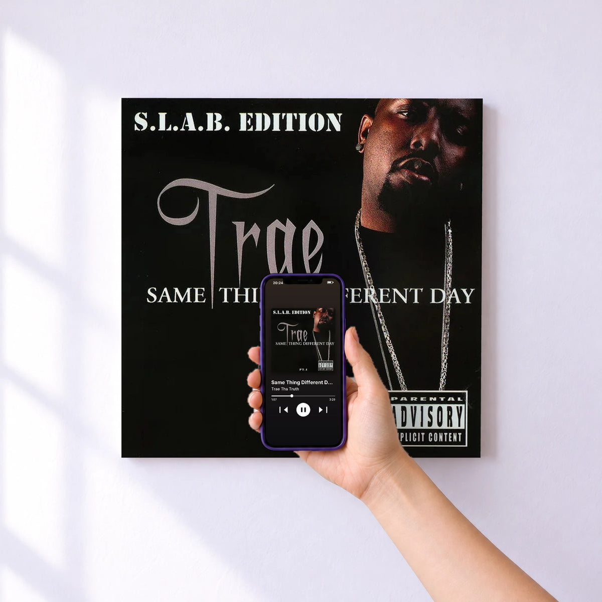 Affiche connectée Same Thing Different Day, Pt. 1 (S.L.A.B.ed) de Trae Tha Truth au mur : l'album se lance en approchant le téléphone