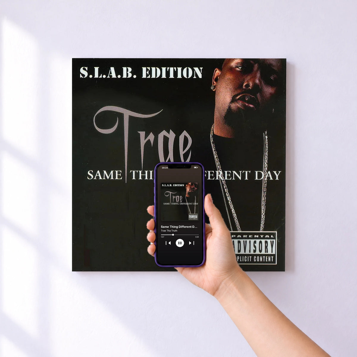 Affiche connectée Same Thing Different Day S.L.A.B.ED Pt. 2 de Trae Tha Truth au mur : l'album se lance en approchant le téléphone