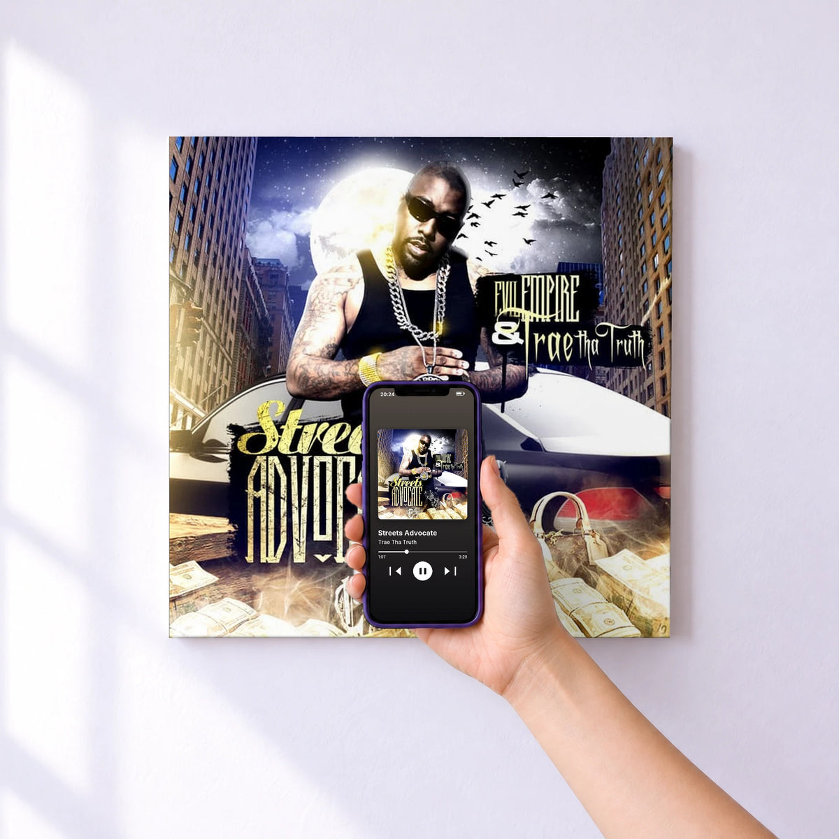 Affiche connectée Streets Advocate de Trae Tha Truth au mur : l'album se lance en approchant le téléphone