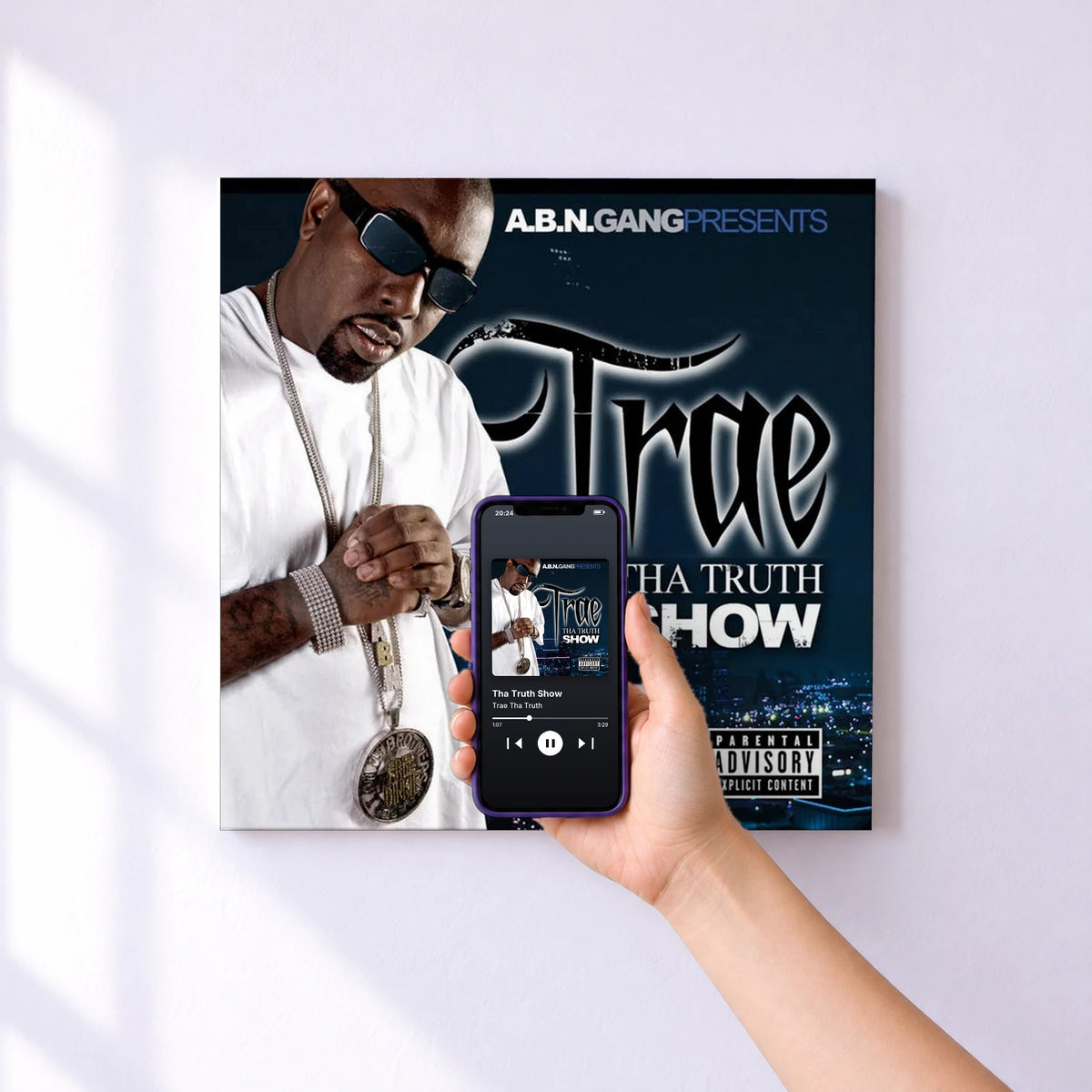 Affiche connectée Tha Truth Show de Trae Tha Truth au mur : l'album se lance en approchant le téléphone
