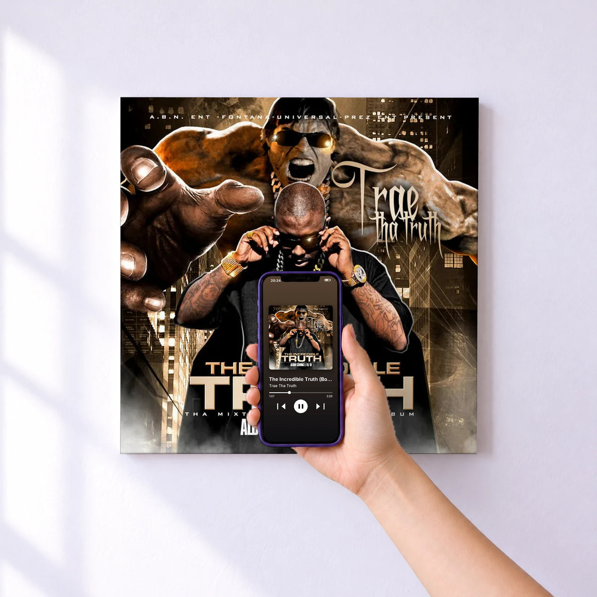 Affiche connectée The Incredible Truth (Bonus Edition) de Trae Tha Truth au mur : l'album se lance en approchant le téléphone