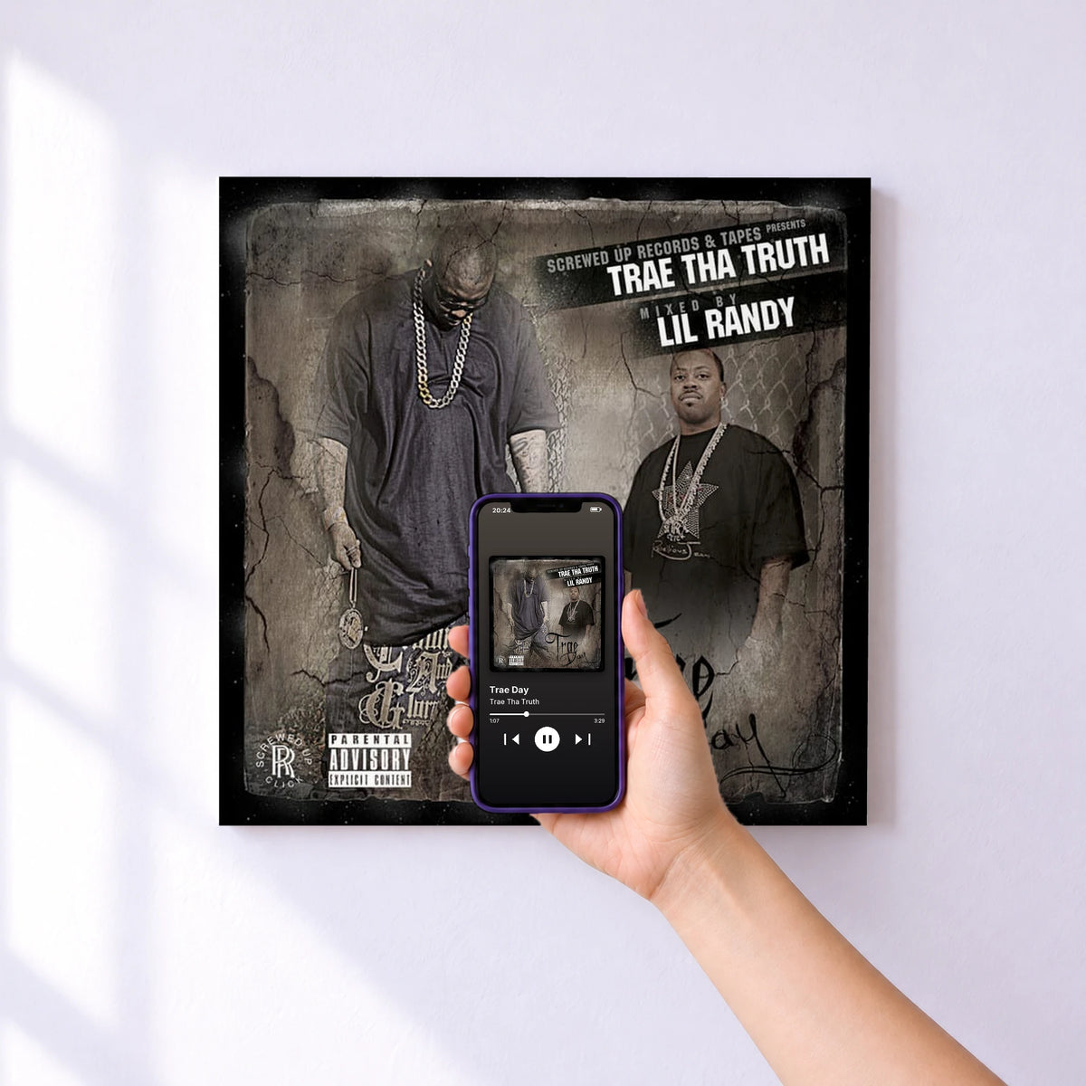 Affiche connectée Trae Day de Trae Tha Truth au mur : l'album se lance en approchant le téléphone