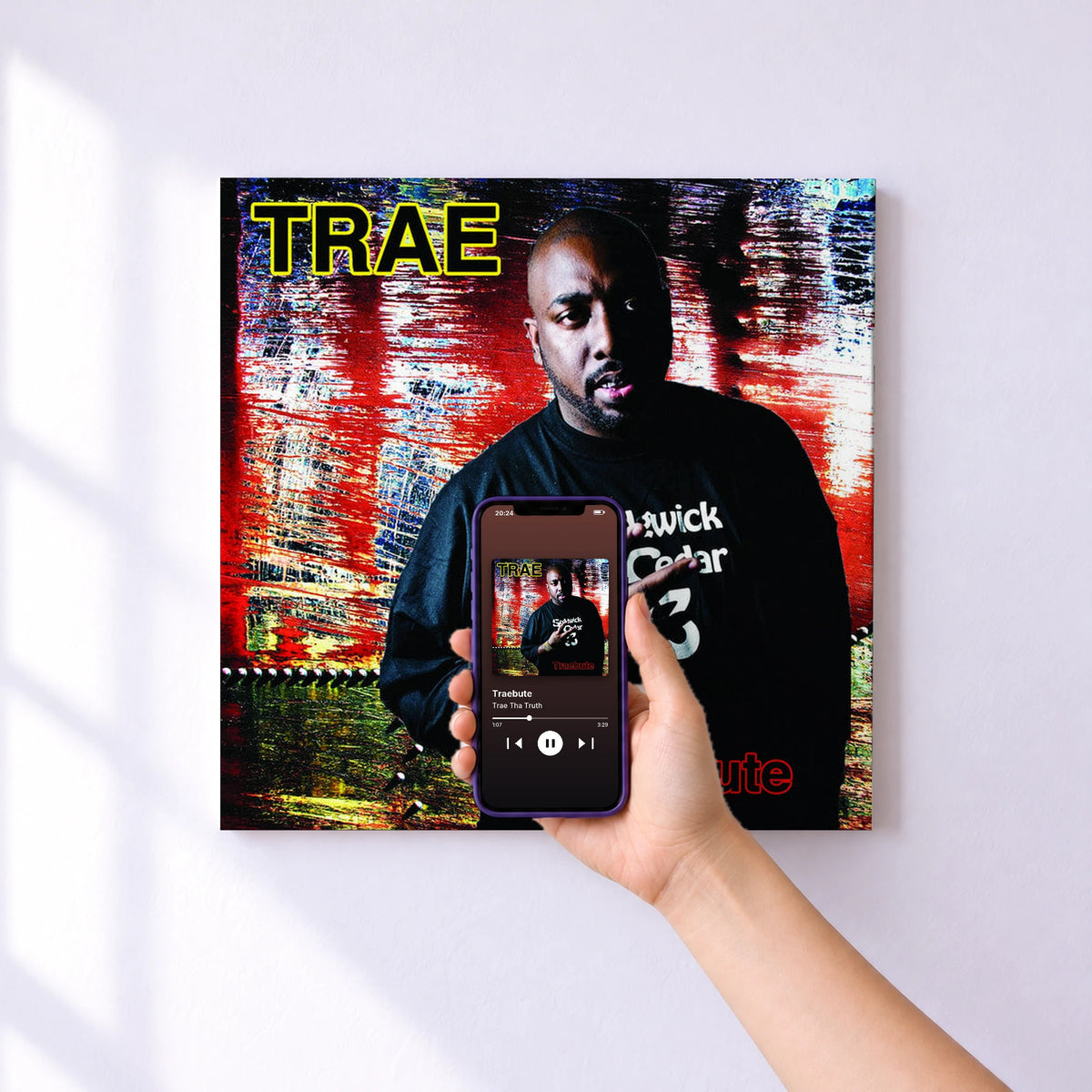 Affiche connectée Traebute de Trae Tha Truth au mur : l'album se lance en approchant le téléphone